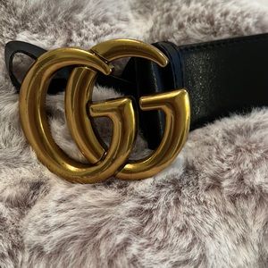 Black leather Gucci belt